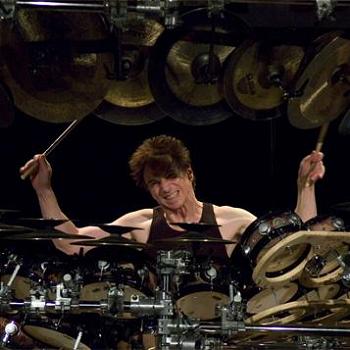 Terry Bozzio un des meilleurs batteurs du monde débarque en ville.